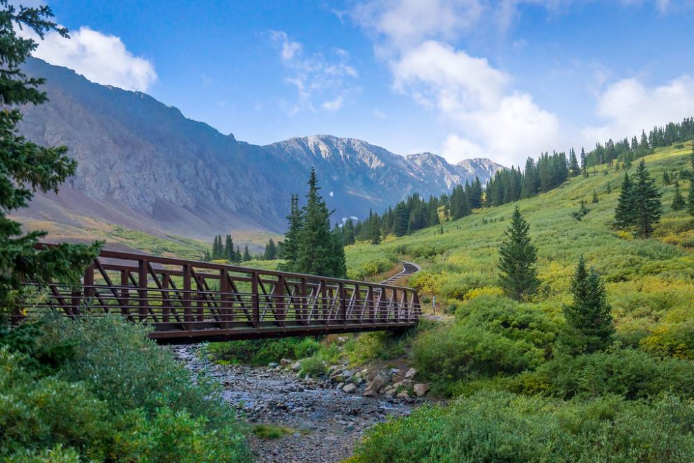 The footbridge near the start of the trail